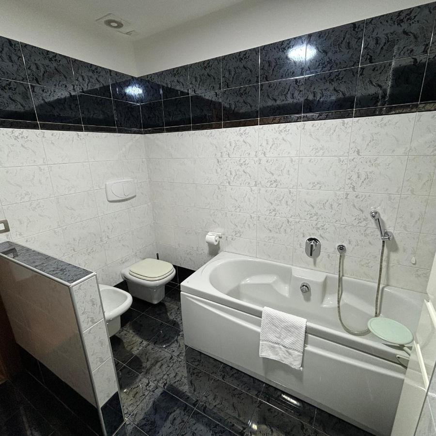 Essential Room & Parking In Centro Citta Con Parcheggio Privato E Wifi Potenza Exterior photo